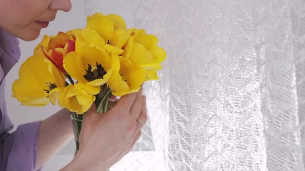 Γυναίκα Γύρω Στα Παρατηρεί Λουλούδια Και Μια Χειροποίητη Κάρτα Κλείσιμο — Αρχείο Βίντεο