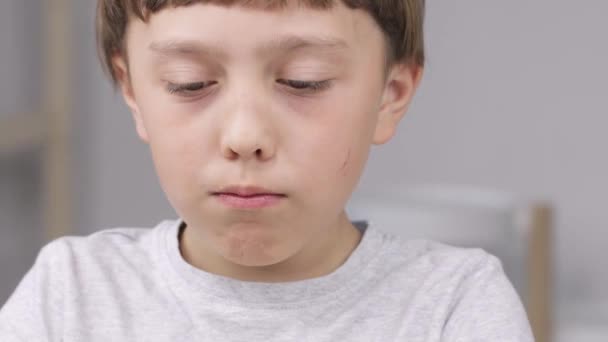 Белый Мальчик Лет Принимает Таблетки Крупный План — стоковое видео