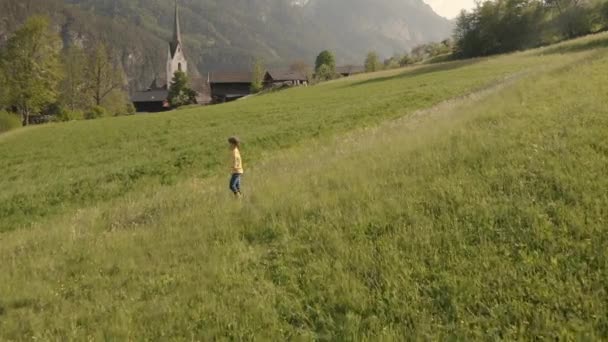 Blanke Jongen Van Jaar Voldoet Aan Natuur Schieten Vanuit Lucht — Stockvideo