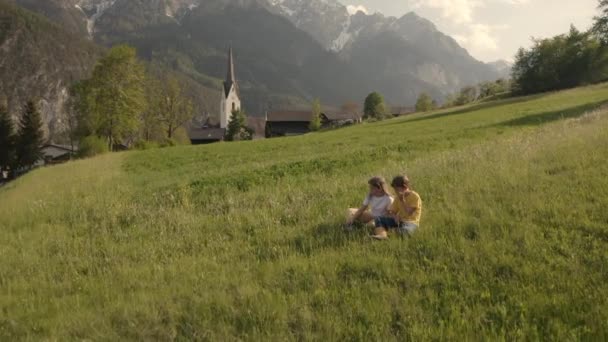 哥哥和姐姐正坐在田里观看风景 高质量的4K镜头 — 图库视频影像