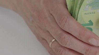100 Euro 'luk banknotlar bir kadının elinde. Yakın çekim.. 