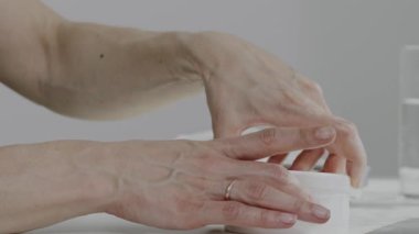 Kafkasyalı kadın eline krem sürüyor. Yakın plan. Yüksek kalite 4k görüntü