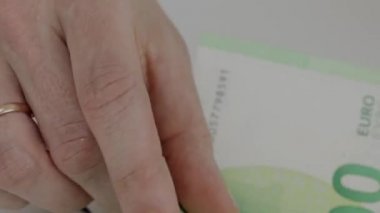 100 Euro 'luk banknotlar bir kadının elinde. Yakın çekim.. 