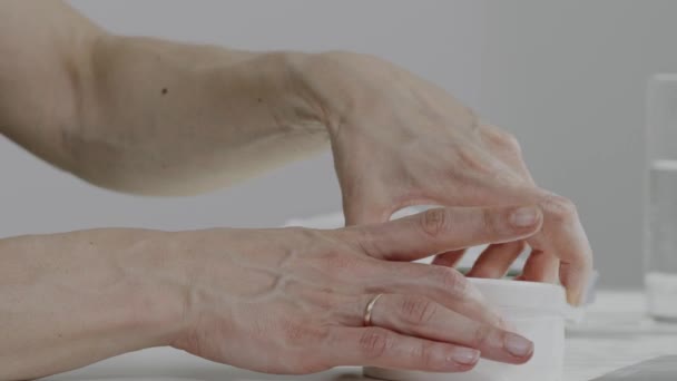 Mulher Caucasiana Está Aplicar Creme Mão Close Imagens Alta Qualidade — Vídeo de Stock