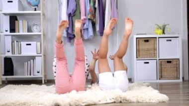 Pijama giymiş kız ve erkek kardeş birlikte eğleniyorlar. Ağır çekim. Yüksek kalite 4k görüntü
