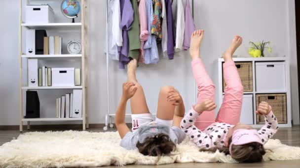 Zuster Broer Gekleed Pyjama Hebben Plezier Samen Langzame Beweging Hoge — Stockvideo
