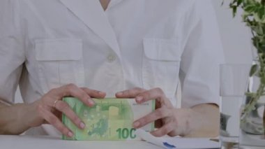 Medikal kız kardeşlerin giydiği beyaz kadın para sayıyor. - Yakın çekim. Yüksek kalite 4k görüntü