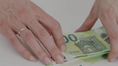 100 Euro 'luk banknotlar bir kadının elinde. Yakın çekim.. 