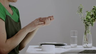 Kafkasyalı kadın eline krem sürüyor. Yakın plan. Yüksek kalite 4k görüntü