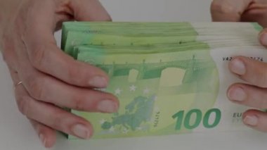 100 Euro 'luk banknotlar bir kadının elinde. Yakın çekim.. 