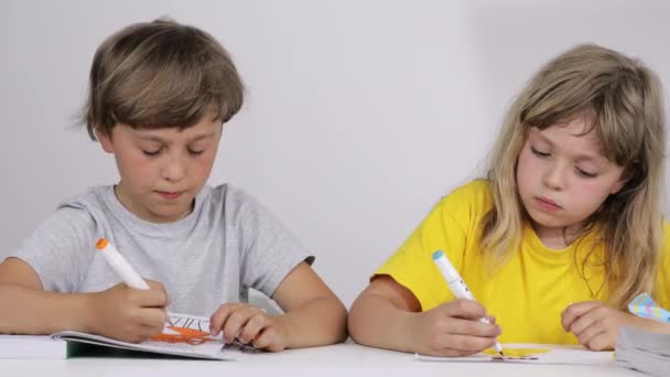 妹と弟が絵を描いている — ストック動画