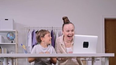 Anne ve oğul birbirlerini kutluyorlar. Yüksek kalite 4k görüntü