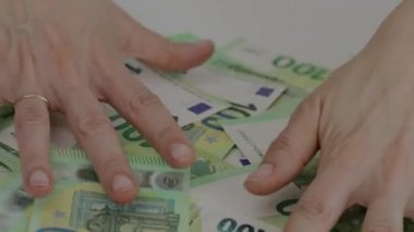100 Euro 'luk banknotlar bir kadının elinde. Yakın çekim.. 