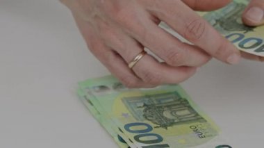 100 Euro 'luk banknotlar bir kadının elinde. Yakın çekim.. 