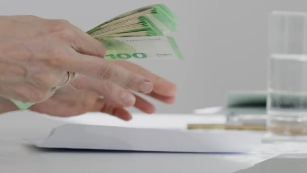 Dłonie Kobiet Zatrzymują Banknoty Euro Zbliżenie Zwolnione Tempo — Wideo stockowe