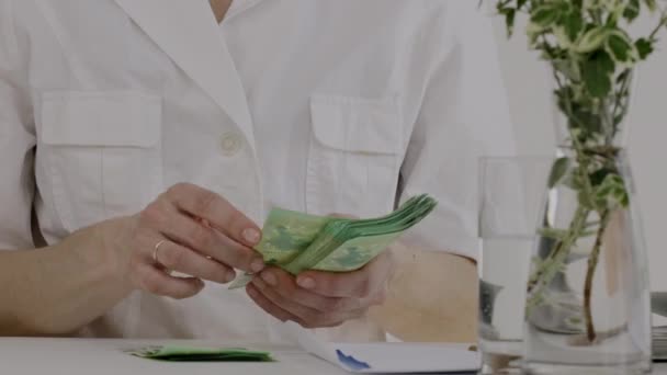 Καυκάσια Γυναίκα Ρούχα Ιατρικών Αδελφών Μετράει Χρήματα Κοντινό Πλάνο Υψηλής — Αρχείο Βίντεο