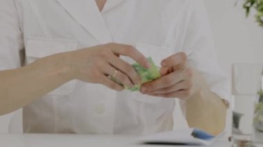 Medikal kız kardeşlerin giydiği beyaz kadın para sayıyor. - Yakın çekim. Yüksek kalite 4k görüntü
