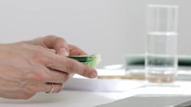 Avro banknotları kadınların elinde. - Yakın çekim. Yavaş çekim