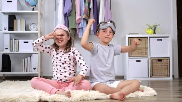 Sorella Fratello Vestiti Pigiama Stanno Divertendo Insieme Rallentatore Filmati Alta — Video Stock