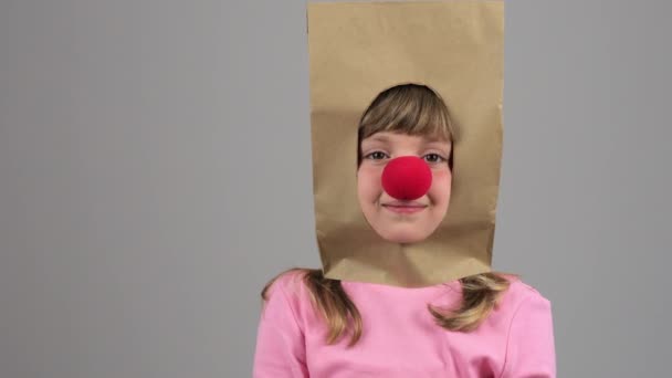 Śmieszna Biała Dziewczyna Letnim Czerwonym Nosem Wydaje Jakieś Dźwięki Wysokiej — Wideo stockowe