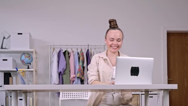 Young Mother Smiling Someone Working Laptop Closeup — Vídeo de Stock