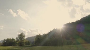 Kız ve erkek kardeşi kağıt ev ve mini rüzgar türbini tutuyorlar. Yavaş çekim