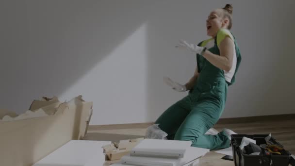 Young Female Assembling Piece Furniture High Quality Footage — ストック動画