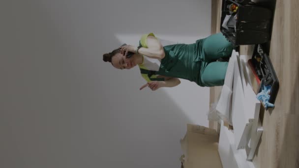 Young Female Assembling Piece Furniture High Quality Footage — Stock Video