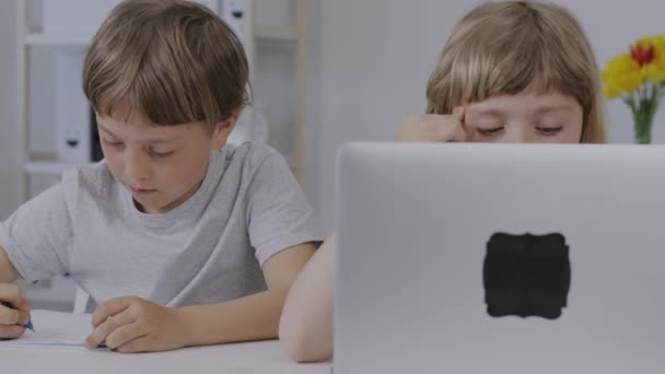 Boy Years Old Helps His Younger Sister Make Her Homework — Vídeo de stock