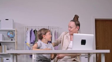 Anne ve oğul birbirlerini kutluyorlar. Yüksek kalite 4k görüntü
