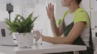 Expressive speech of a young female between 30 and 40 years old. 