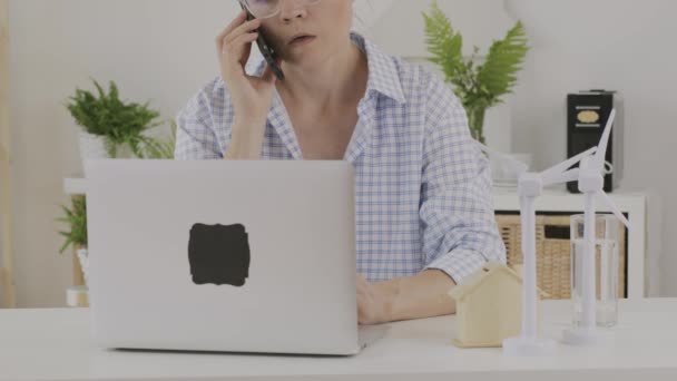 Female Consultant Speaking Phone Front — Vídeo de Stock