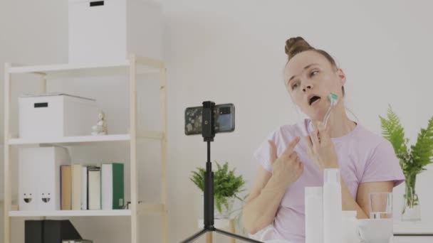 Cosmetologist Blogger Making Publicity High Quality Footage — Vídeo de Stock