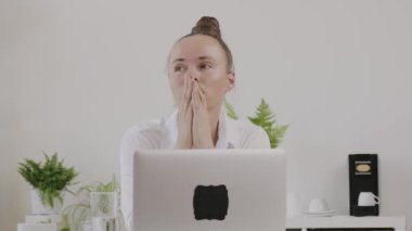 Young female between 30 and 40 yers old worried in the home office. 