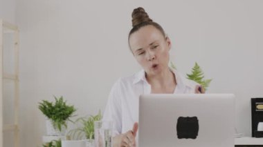Young female director between 30 and 40 yers old in the home office. 
