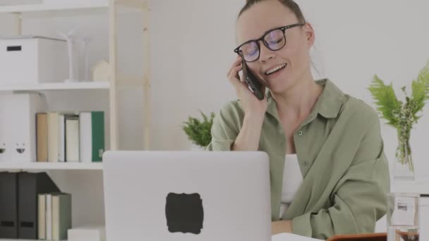 Happy Young Lady Speaking Phone — 图库视频影像