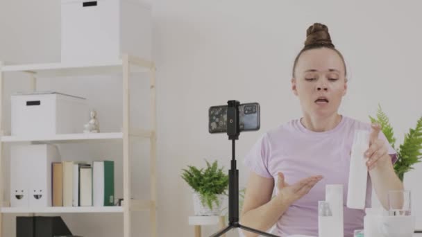 Блогер Косметології Робить Рекламу Високоякісні Кадри — стокове відео