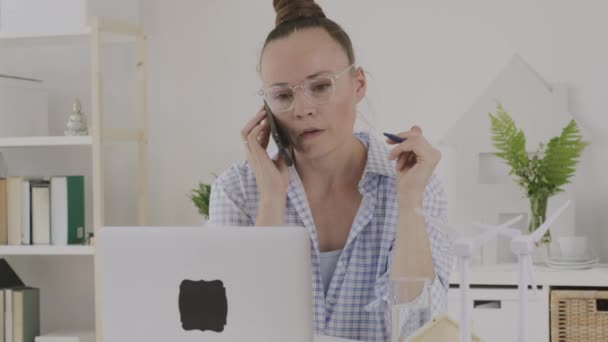 Female Consultant Speaking Phone Front — Stock videók