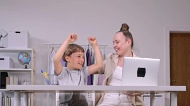 Anne ve oğul birbirlerini kutluyorlar. Yüksek kalite 4k görüntü