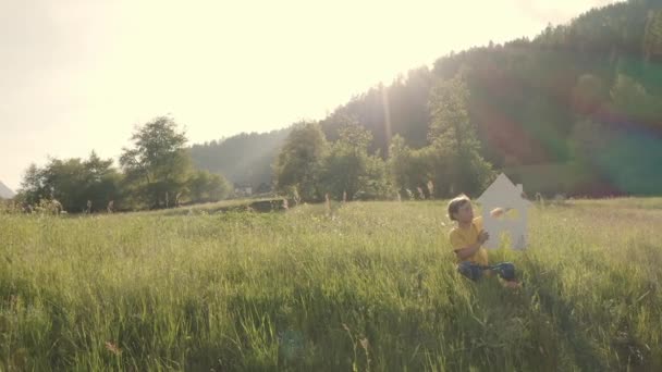 Boy Houdt Het Huis Windturbine Langzame Beweging — Stockvideo