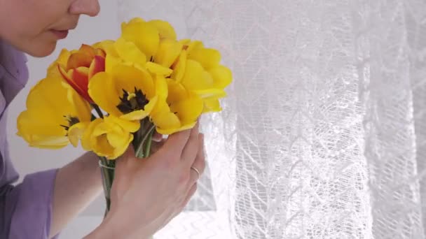40代の女性は花と手作りのカードを見ています — ストック動画