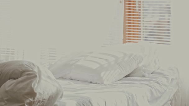 Weißes Bett Der Nähe Des Jalousie Fensters Mit Weißen Beweglichen — Stockvideo