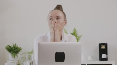 Young female between 30 and 40 yers old worried in the home office. 