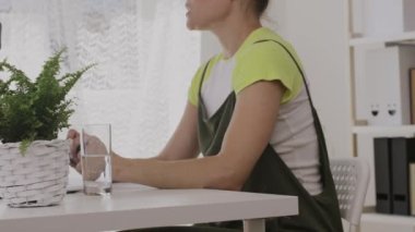 Expressive speech of a young female between 30 and 40 years old. 