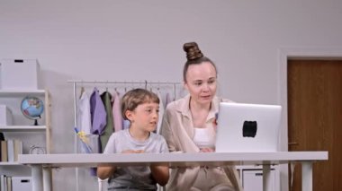 Anne ve oğul birbirlerini kutluyorlar. Yüksek kalite 4k görüntü