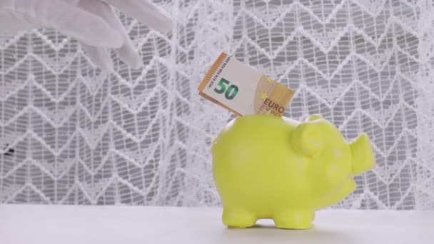 手拿白棉手套的人从储蓄罐里取出50欧元钞票 — 图库视频影像