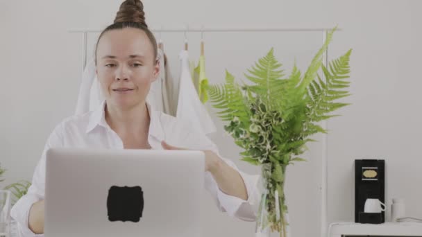 Young Fashion Designer Gives Online Consultation — Stockvideo
