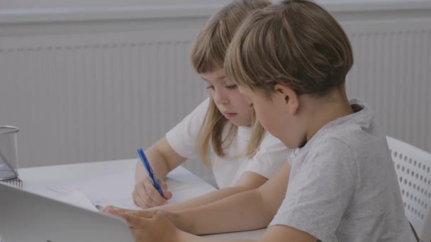 Boy Years Old Helps His Younger Sister Make Her Homework — 图库视频影像