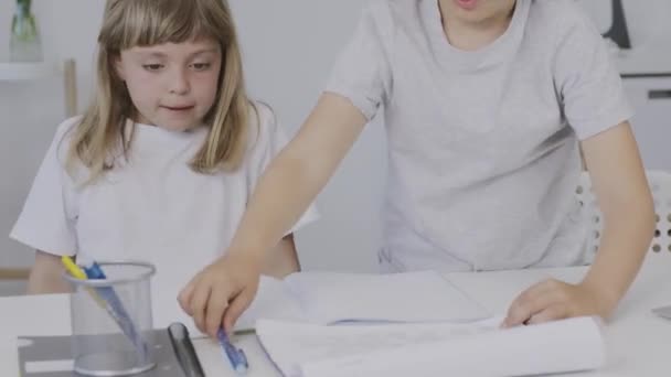 Boy Years Old Helps His Younger Sister Make Her Homework — Vídeos de Stock
