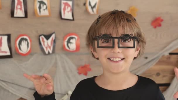 Οκτάχρονο Αγόρι Τρομάζει Τους Άλλους Απόκριες Υψηλής Ποιότητας Πλάνα — Αρχείο Βίντεο